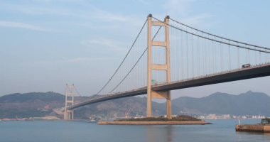 Ma wan, Hong Kong - 03 Nisan, 2018: Tsing ma asma köprü mavi gökyüzü ile 