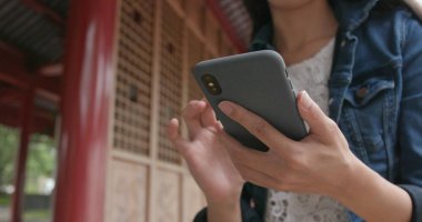 Çin bahçede cep telefonu kullanan kadın 