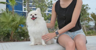 Kadın köpeğini açık, dokunmadan 