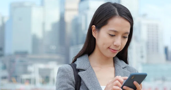 Zakenvrouw Gebruik Mobiele Telefoon Hongkong Stad — Stockfoto