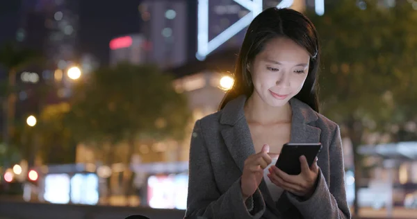 Mujer Negocios Mira Teléfono Celular Ciudad Por Noche — Foto de Stock