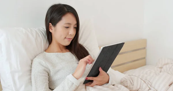 Vrouw Met Behulp Van Tablet Bed — Stockfoto