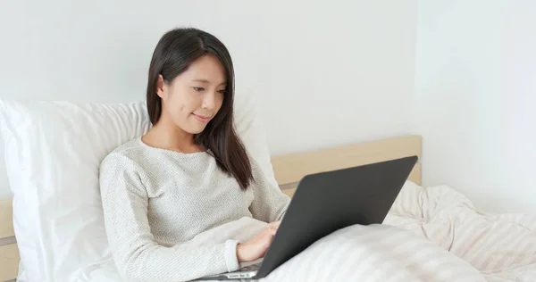 Frau Arbeitet Laptop Computer Auf Bett — Stockfoto