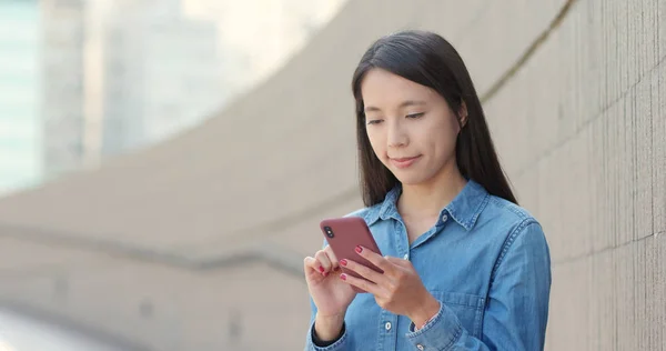 Ung Kvinna Som Använder Mobiltelefon — Stockfoto