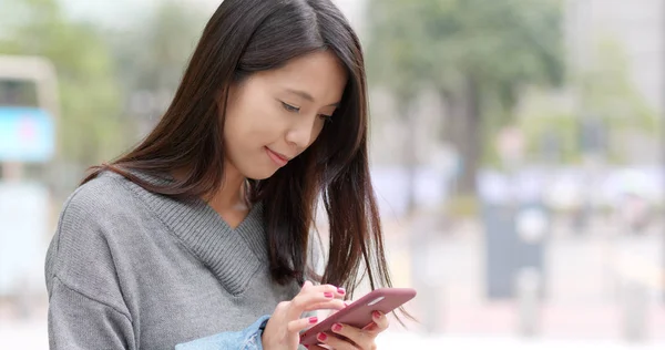 Jonge Vrouw Met Behulp Van Mobiele Telefoon — Stockfoto