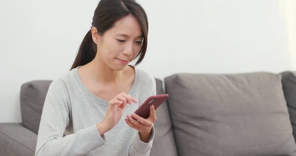 Mulher Usando Smartphone Casa — Fotografia de Stock