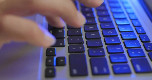 Digitação Computador Portátil Com Luz Azul — Fotografia de Stock