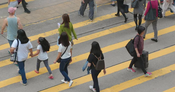 Central Hong Kong April 2018 Menschenmassen Überqueren Die Verkehrsstraße — Stockfoto