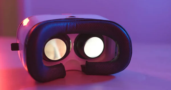 Virtual Reality Playing Video Pink Purple Light — Stock Photo, Image