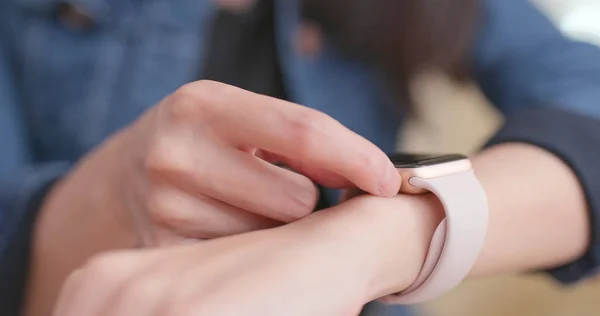 Vrouw Met Behulp Van Slimme Horloge — Stockfoto