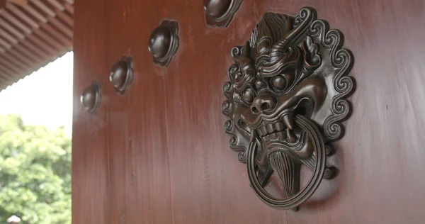 Traditional Chinese Building Lion Statue Lion Wooden Door Handle — Stock Photo, Image