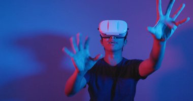 Sanal gerçeklik aygıtıyla oynayan adam 