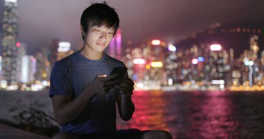 Adam cep telefonu üzerinde çalışma gece 