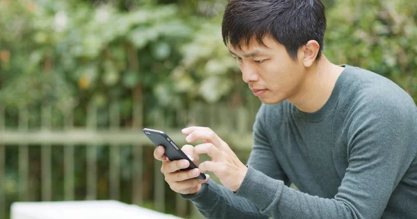 Uomo Che Utilizza Telefono Cellulare Invio Sms — Foto Stock