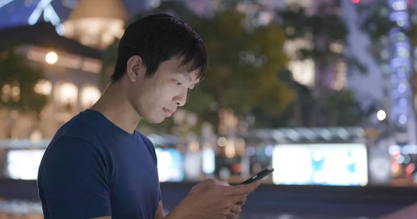 Молодой Человек Использует Смартфон Городе Ночью — стоковое фото