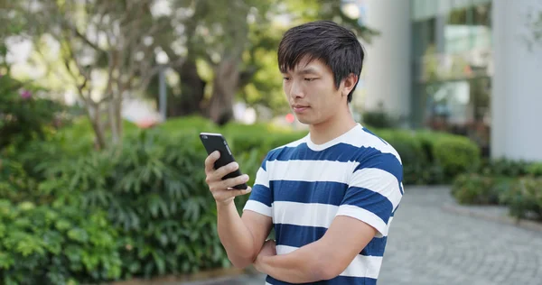 Asiatiska Man Med Hjälp Mobiltelefon — Stockfoto