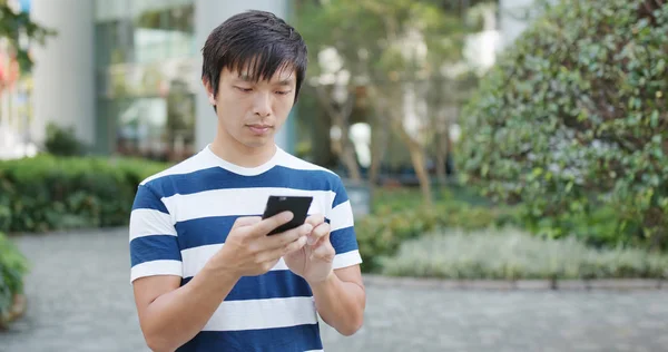 Homem Asiático Usando Celular — Fotografia de Stock