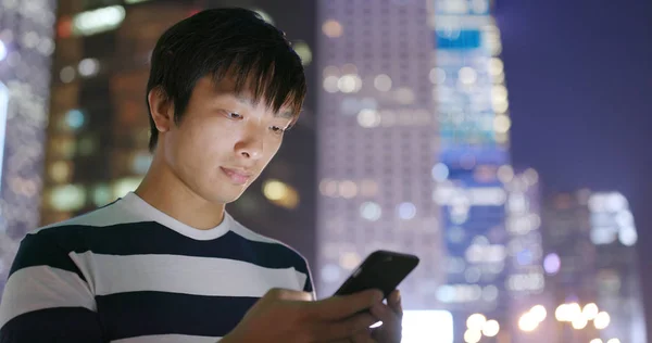 Hombre Comprobando Teléfono Celular Por Noche — Foto de Stock