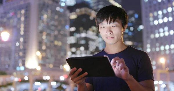 夜市のタブレット コンピューターを使用して アジア系のビジネスマン — ストック写真