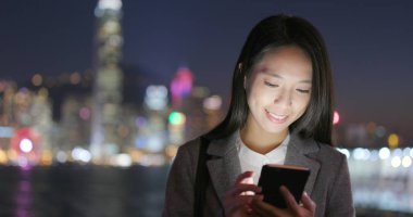 Cep telefonu için online, kullanan kadın akşam açık