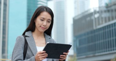 Şehirde tablet bilgisayar kullanan kadın