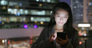 İşkadını geceleri şehir cep telefonu üzerinde SMS gönderme