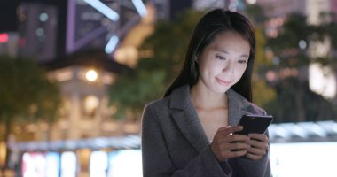 Kadın telefonda geceleri okumak.