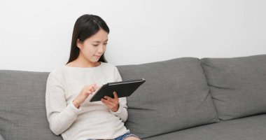 Evde tablet bilgisayarda izlerken kadın 