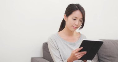 Kadın zevk evde tablet bilgisayar film