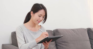 Evde tablet bilgisayarda çalışan tasarımcı