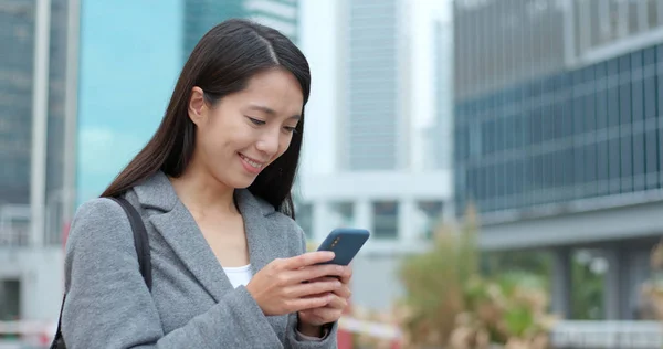 Businesswoman Check Smartphone City — Stock Photo, Image