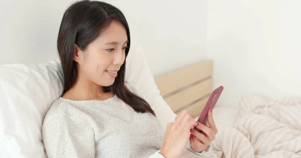 Young Woman Using Mobile Phone Bed — Stock Photo, Image