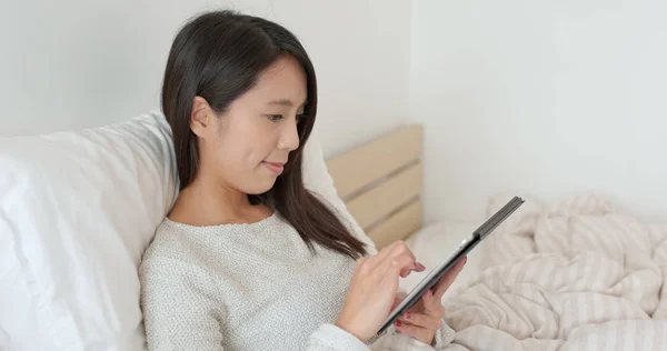 Vrouw Kijken Tablet Bed — Stockfoto