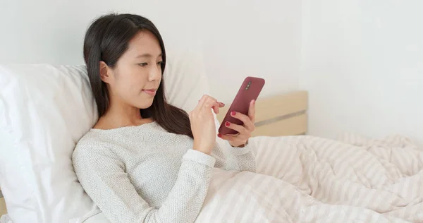 Woman Using Mobile Phone Bed — Stock Photo, Image