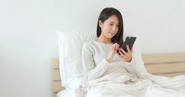 Woman Using Smartphone Bed — Stock Photo, Image