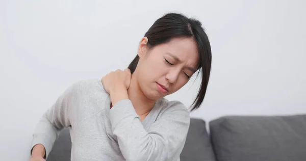 Woman Suffer Shoulder Pain Home — Stock Photo, Image