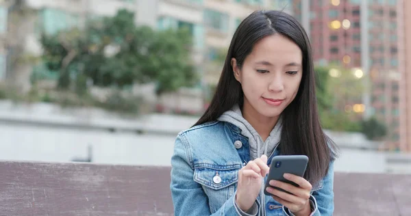 工作在智能手机上的亚洲女人 — 图库照片