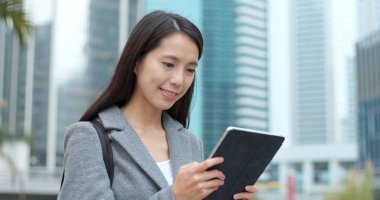 Şehirde tablet bilgisayar kullanarak iş kadını