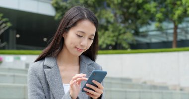 Şehirde Smartphone kullanarak iş kadını