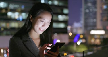 İşkadını şehir cep telefonu üzerinde SMS gönderme