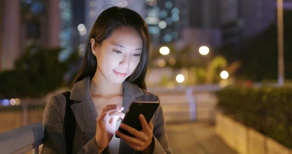 Geschäftsfrau Benutzt Handy Der Stadt — Stockfoto