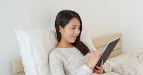 Vrouw Kijken Tablet Bed — Stockfoto