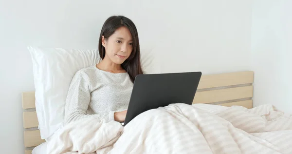 Vrouw Die Laptopcomputer Bed Werkt — Stockfoto