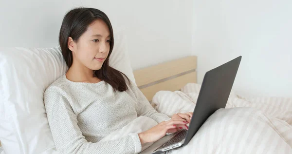 Donna Che Utilizza Computer Notebook Sul Letto — Foto Stock