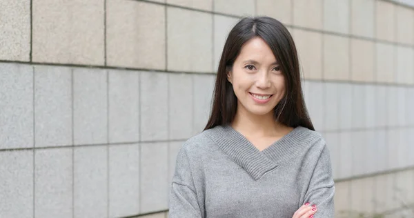 Gülümseyen Genç Asyalı Kadın — Stok fotoğraf