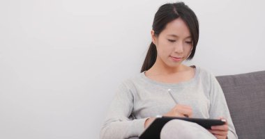 Kadın evde tablet bilgisayarda çizim