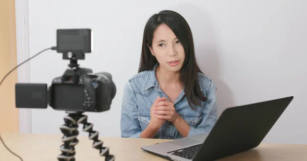 Γυναίκα Μιλώντας Μπροστά Από Την Κάμερα Πέρα Δώθε Κάνοντας Vlog — Φωτογραφία Αρχείου