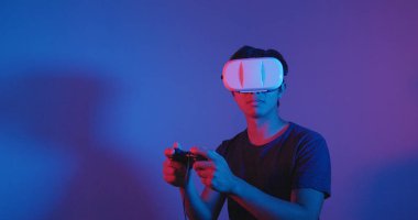 Adam VR aygıt ile oyun oynama 