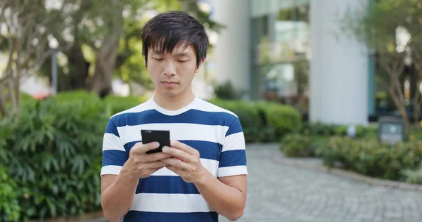 Asiatico Uomo Utilizzando Smartphone — Foto Stock