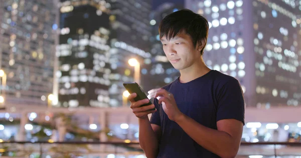 Homem Usando Celular Cidade Noite — Fotografia de Stock